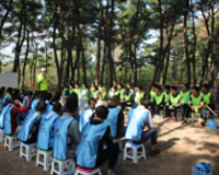 拓展训练服务让我们手牵手共同战胜困难